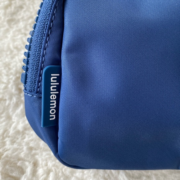 ❤️ Lululemon Petal Blue Extended Strap Everywhere Belt Bag NWT - Picture 6 of 11